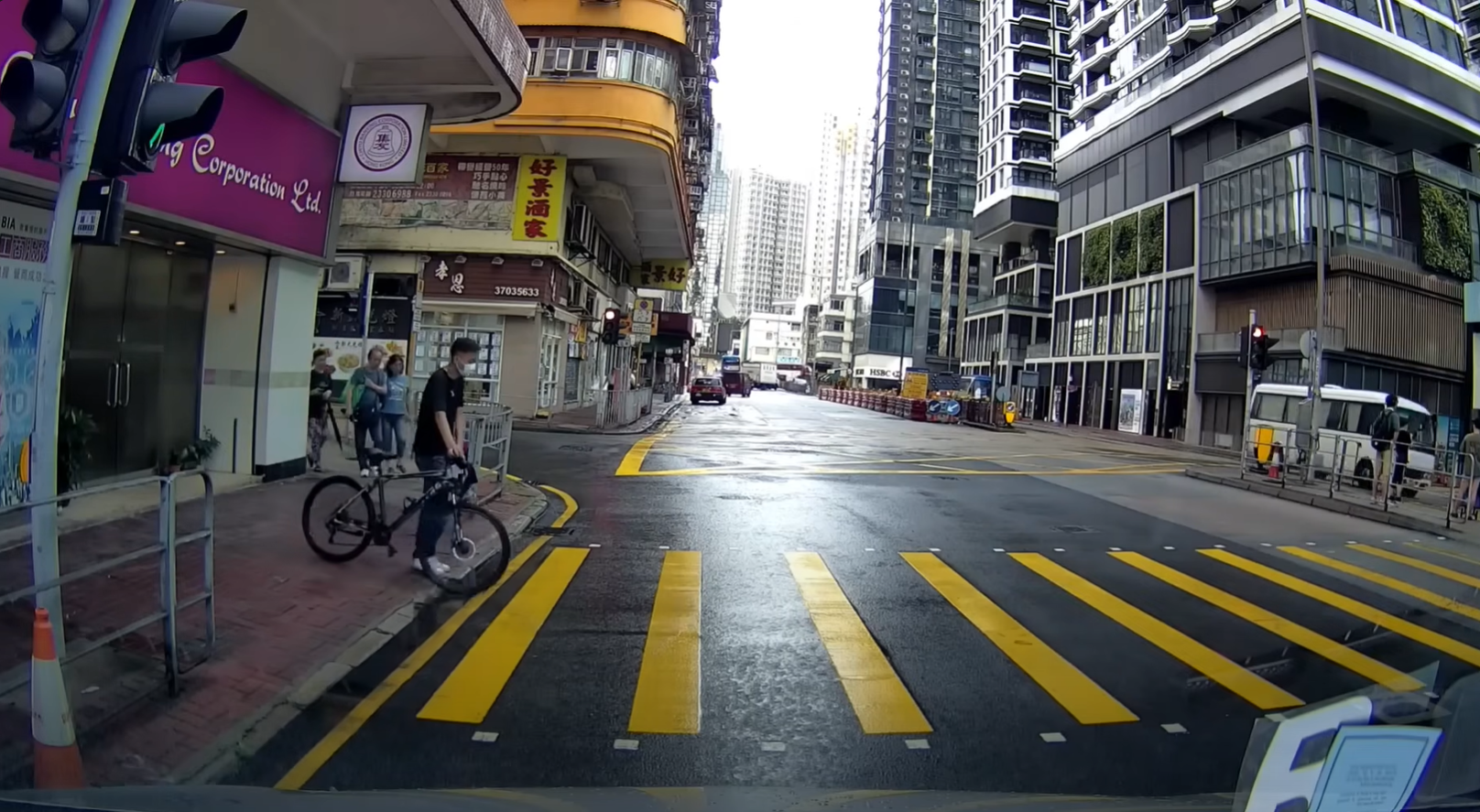 司機把自行車泊出馬路。(FB車cam L(香港群組))