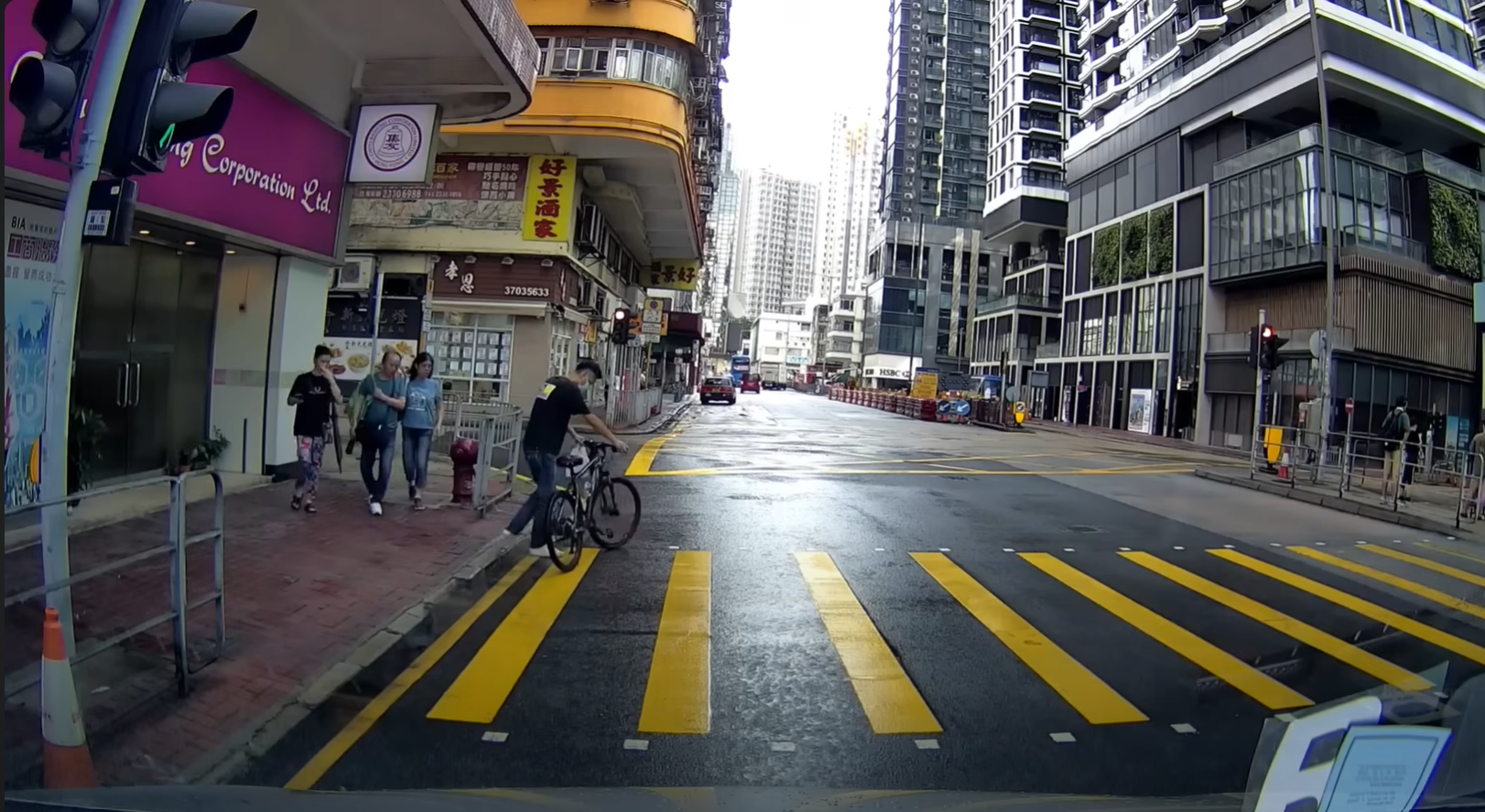 司機把自行車泊出馬路。(FB車cam L(香港群組))