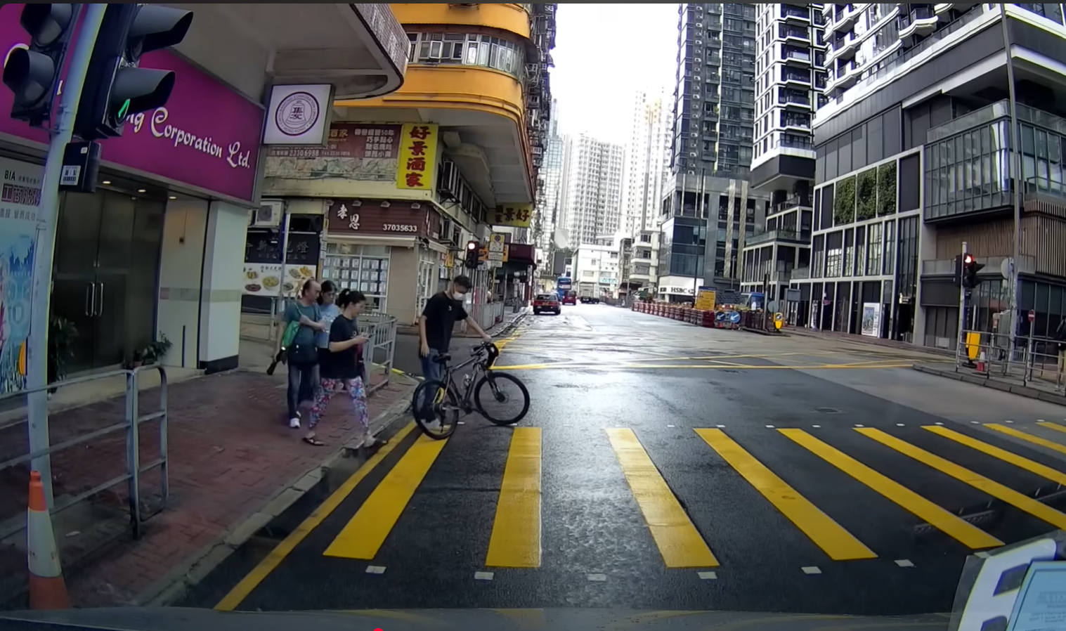 司機把自行車泊出馬路。(FB車cam L(香港群組))