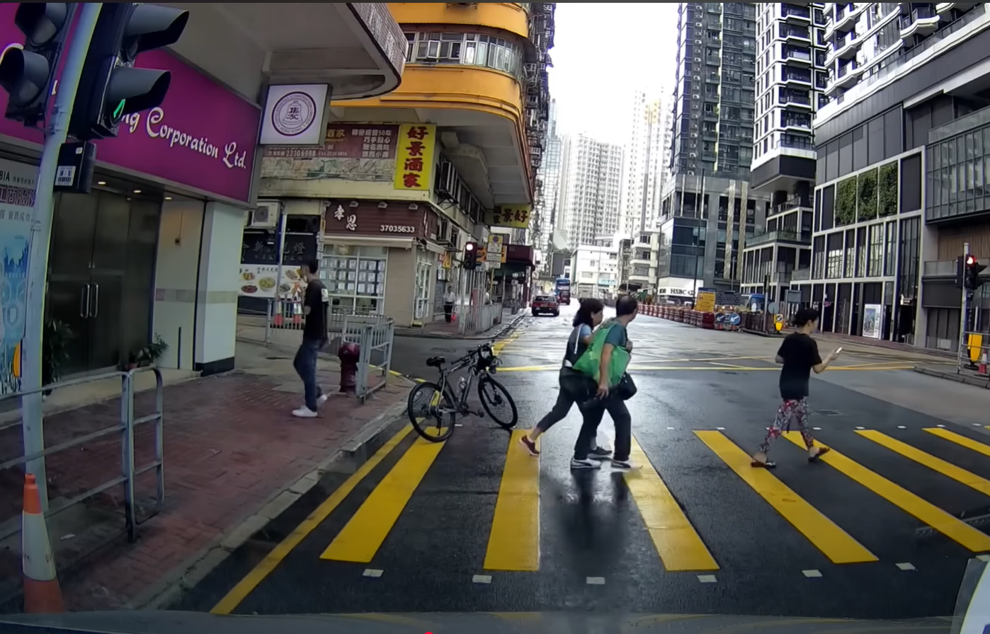 司機把自行車泊出馬路。(FB車cam L(香港群組))
