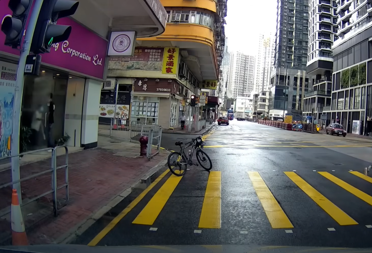 司機把自行車泊出馬路。(FB車cam L(香港群組))