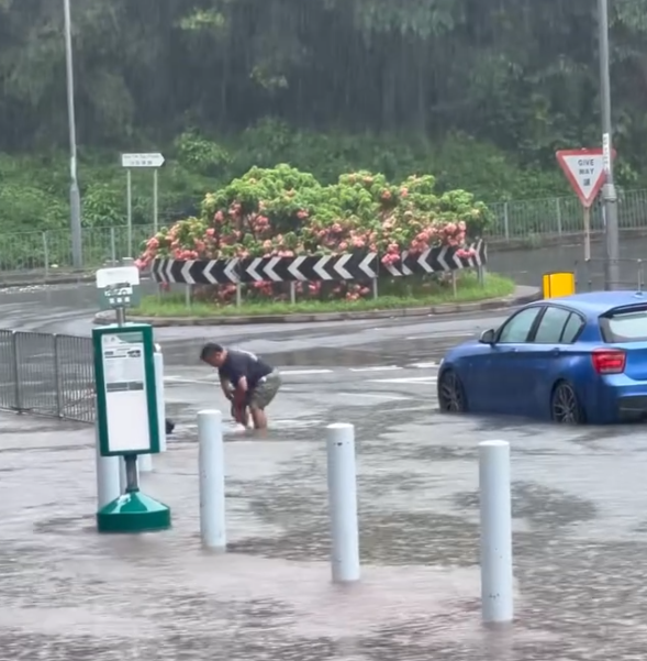 颱風韋帕|有網民享「好人好事」,目擊一名私家車男司機駛經大圍一個迴旋處,落車伸手清走堵塞渠口的雜物,甚至「通埋對面線啲坑渠位先走」。(Threads)
