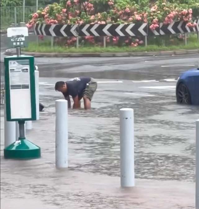 颱風韋帕|有網民享「好人好事」,目擊一名私家車男司機駛經大圍一個迴旋處,落車伸手清走堵塞渠口的雜物,甚至「通埋對面線啲坑渠位先走」。(Threads)