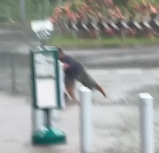 颱風韋帕|有網民享「好人好事」,目擊一名私家車男司機駛經大圍一個迴旋處,落車伸手清走堵塞渠口的雜物,甚至「通埋對面線啲坑渠位先走」。(Threads)