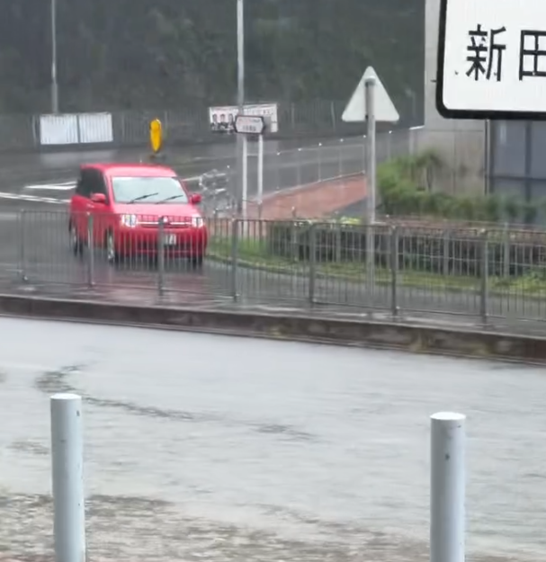 颱風韋帕|有網民享「好人好事」,目擊一名私家車男司機駛經大圍一個迴旋處,落車伸手清走堵塞渠口的雜物,甚至「通埋對面線啲坑渠位先走」。(Threads)