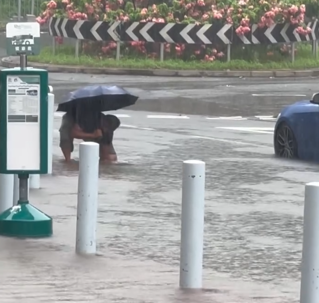 颱風韋帕|有網民享「好人好事」,目擊一名私家車男司機駛經大圍一個迴旋處,落車伸手清走堵塞渠口的雜物,甚至「通埋對面線啲坑渠位先走」。(Threads)