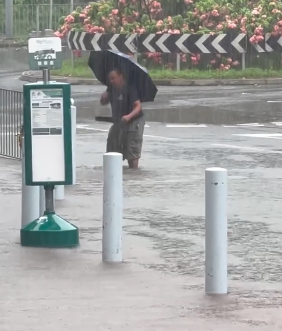 颱風韋帕|有網民享「好人好事」,目擊一名私家車男司機駛經大圍一個迴旋處,落車伸手清走堵塞渠口的雜物,甚至「通埋對面線啲坑渠位先走」。(Threads)