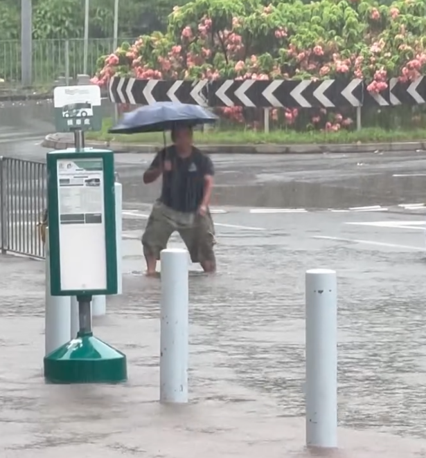 颱風韋帕|有網民享「好人好事」,目擊一名私家車男司機駛經大圍一個迴旋處,落車伸手清走堵塞渠口的雜物,甚至「通埋對面線啲坑渠位先走」。(Threads)