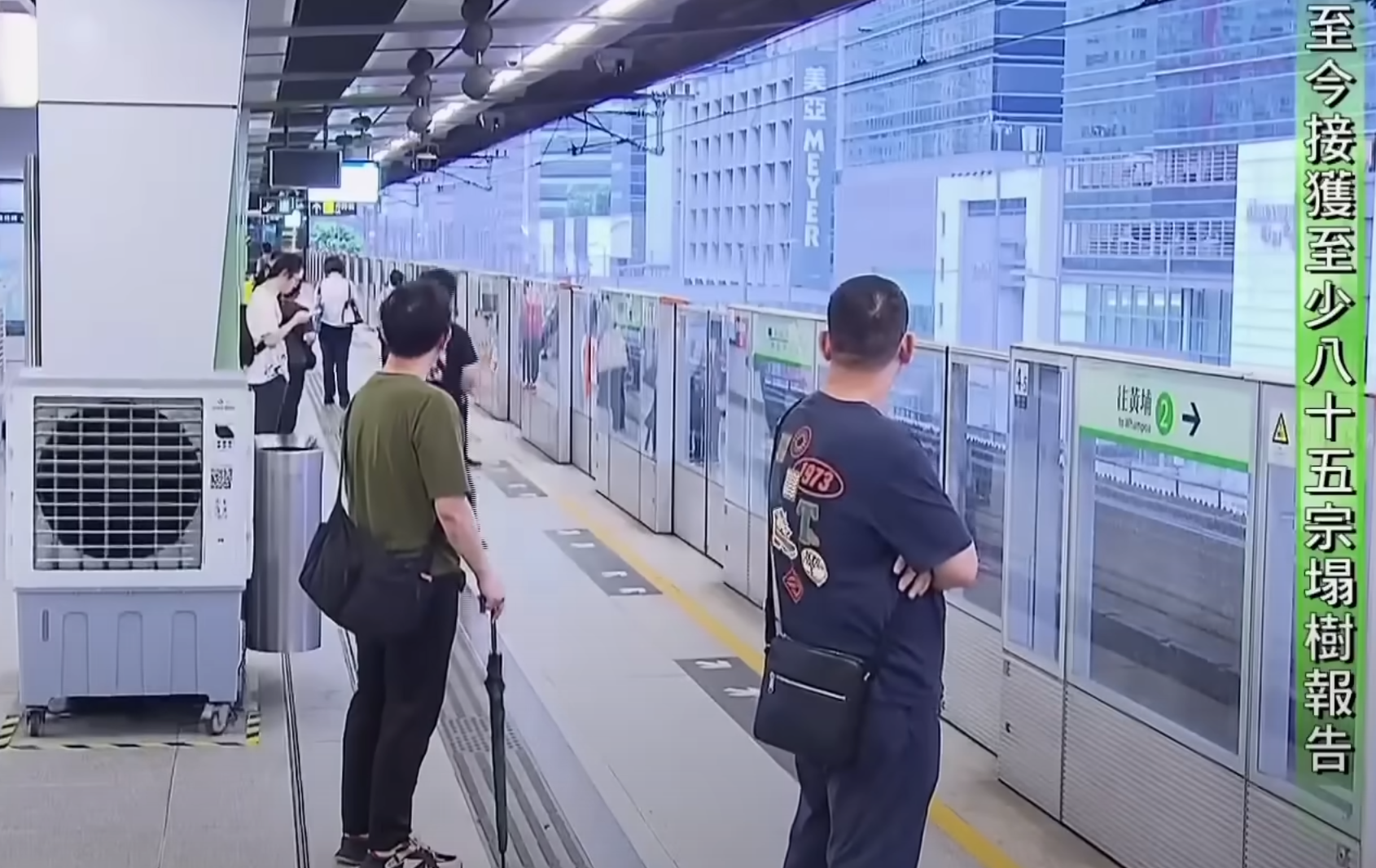 颱風韋帕|不少市民提早坐港鐵上班,以免升級至九號風球後露天段停駛。無綫新聞記者於港鐵站月台採訪趕着上班的打工仔時,一名周姓中年男子聲稱任職保安,因颱風關係提早了半小時出門上班。記者接着問「早半個鐘返工有冇覺得好辛苦?」,周生即場妙答「返工本來就辛苦㗎啦」(無綫新聞畫面)