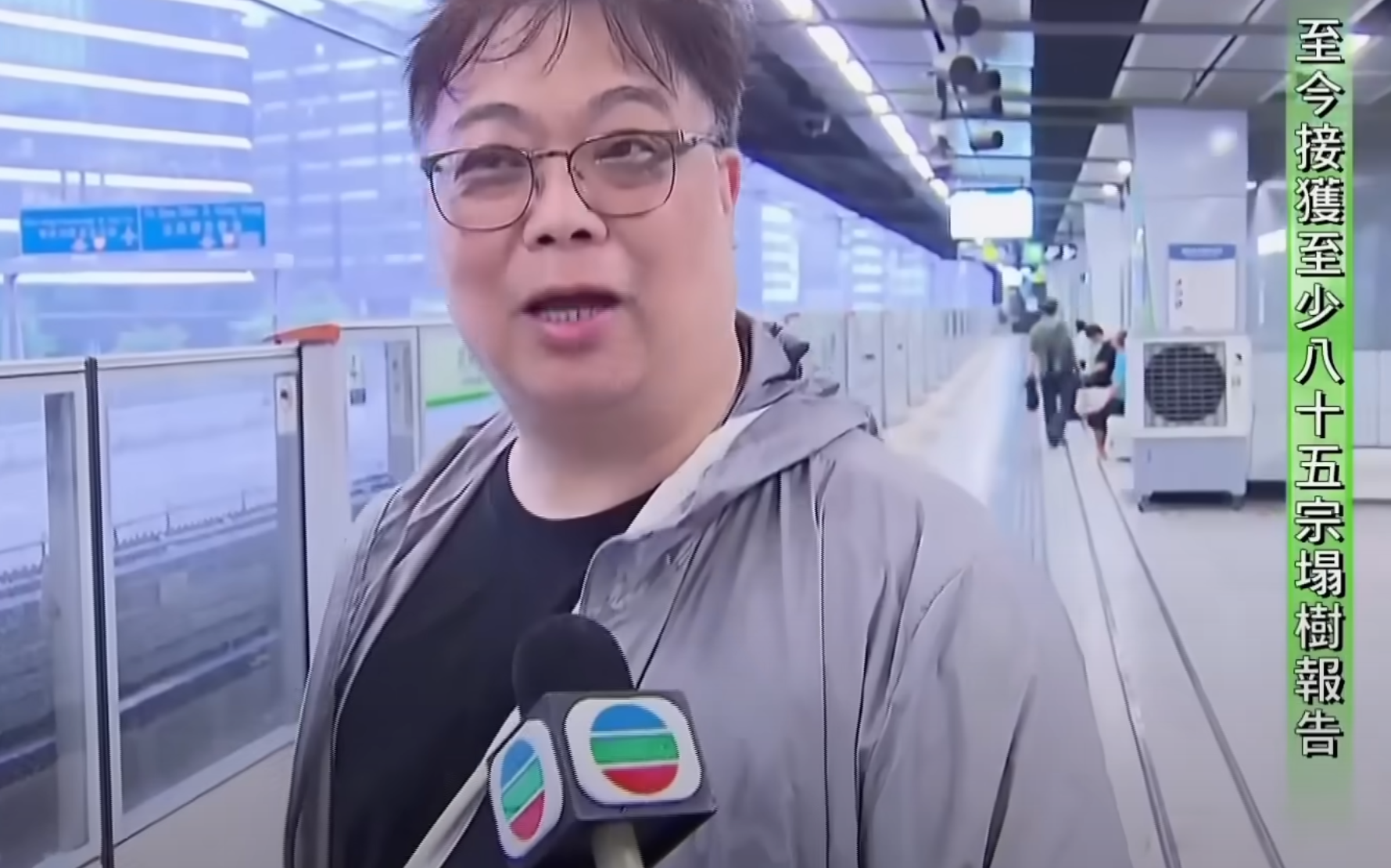 颱風韋帕|不少市民提早坐港鐵上班,以免升級至九號風球後露天段停駛。無綫新聞記者於港鐵站月台採訪趕着上班的打工仔時,一名周姓中年男子聲稱任職保安,因颱風關係提早了半小時出門上班。記者接着問「早半個鐘返工有冇覺得好辛苦?」,周生即場妙答「返工本來就辛苦㗎啦」(無綫新聞畫面)