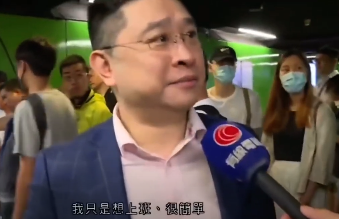 周生即場妙答「返工本來就辛苦㗎啦」,與2019年反修例示威期間港鐵服務受阻,接受有線新聞記者採訪時回答「我嘅訴求就係想返工」的黎生相映成趣。(有線新聞畫面)