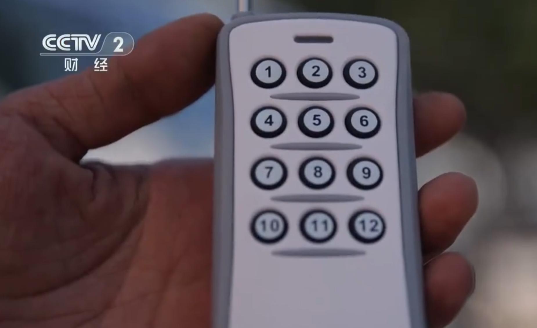 央視記者隨機購買一款銷量較高、價值70元的「萬能遙控器」,前往多個屋苑實測,結果發現可以輕鬆打開閘門;在多個屋苑大門和停車場道閘,大部分均可複製訊號並成功開啟車閘。即使是小學的伸縮大門亦能開啟。(央視影片)