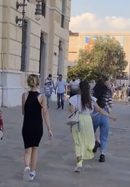 疑似扒手被發現後雞飛狗走。(互聯網)