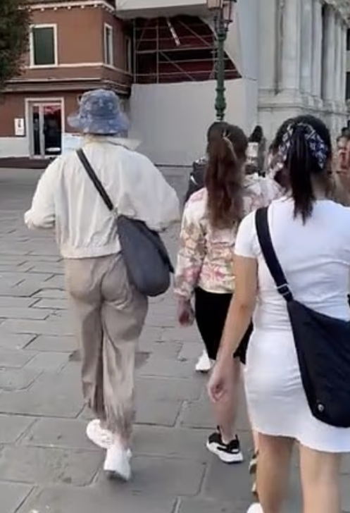 疑似扒手被發現後雞飛狗走。(互聯網)