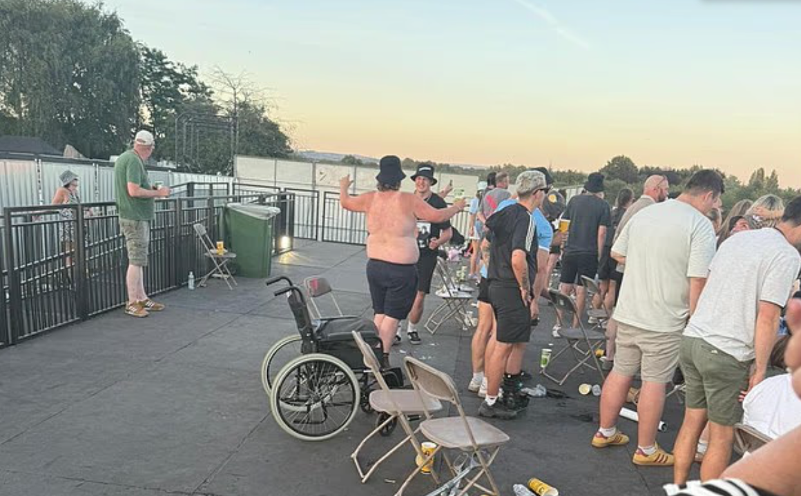 輪椅區的觀眾全部康復,輪椅、拐杖統統丟在一旁。(互聯網)