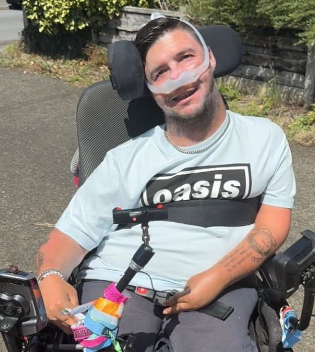 罹患肌肉萎縮症的查普曼氣憤不已。(互聯網)