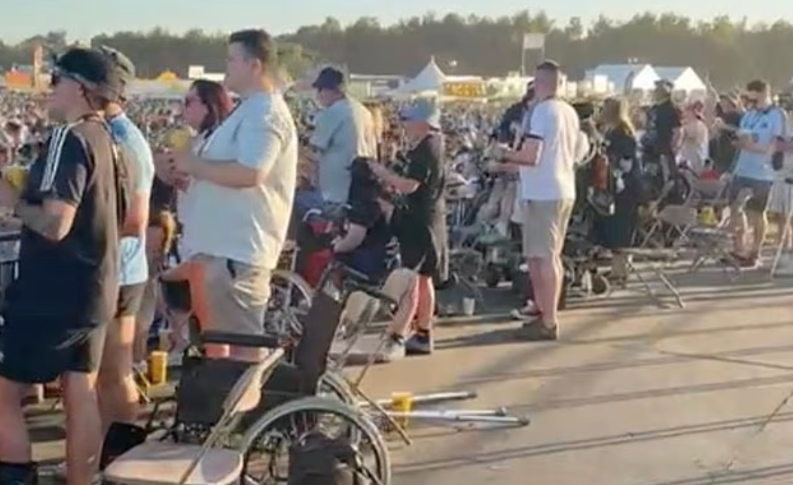 輪椅區的觀眾全部康復,輪椅、拐杖統統丟在一旁。(互聯網)