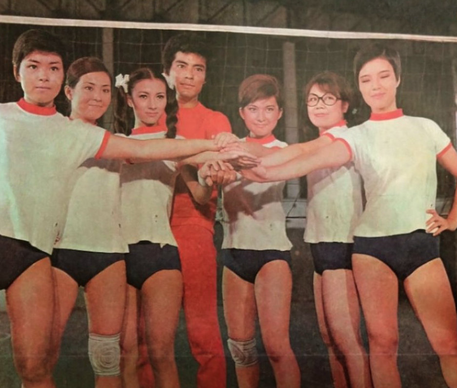 中山麻理(左三)因參演1969年日劇《青春火花》飾演「莊瑪莉」一角爆紅。