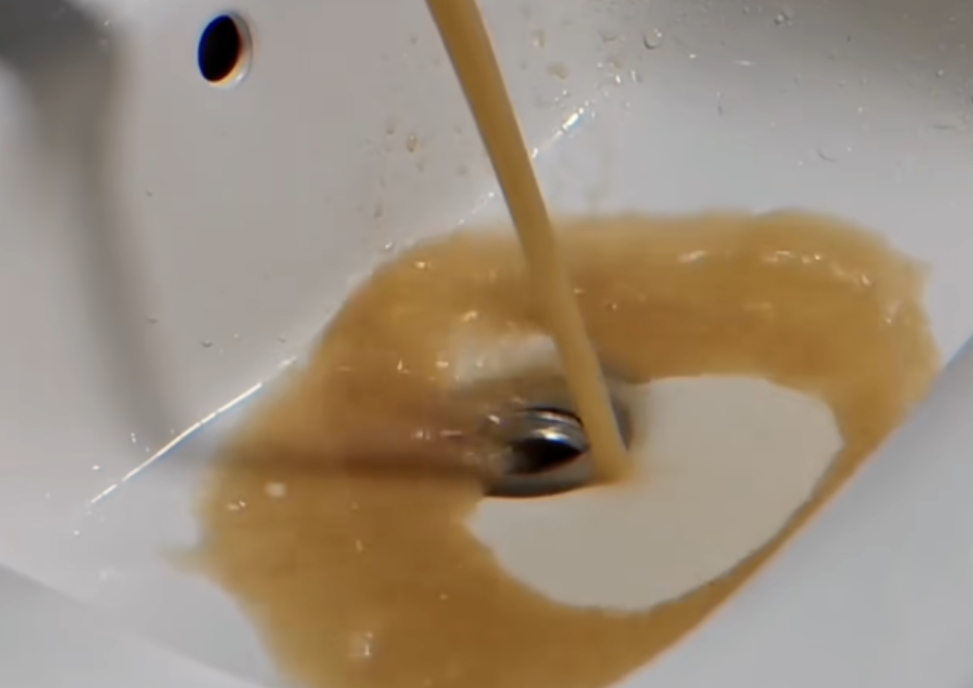 浙江省杭州市餘杭區日前多個屋苑自來水傳異味,網上流傳警方通報指事件是工人把自來水喉接駁下水糞水排污管網導致。公安部網安局周二(22日)公布,網傳資訊為謠言,發布有關資訊的網民已遭公安機關依法刑事拘留。