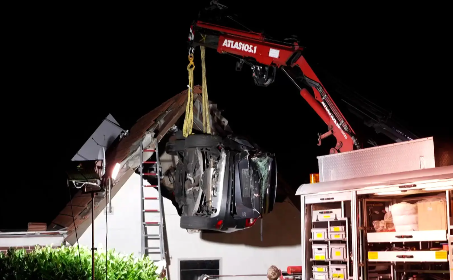 事故發生後,當局動員大量消防員及救援人員趕赴現場,動用爆破工具搶救,並通宵出動吊臂將車輛從穀倉屋頂移除。(網上圖片)