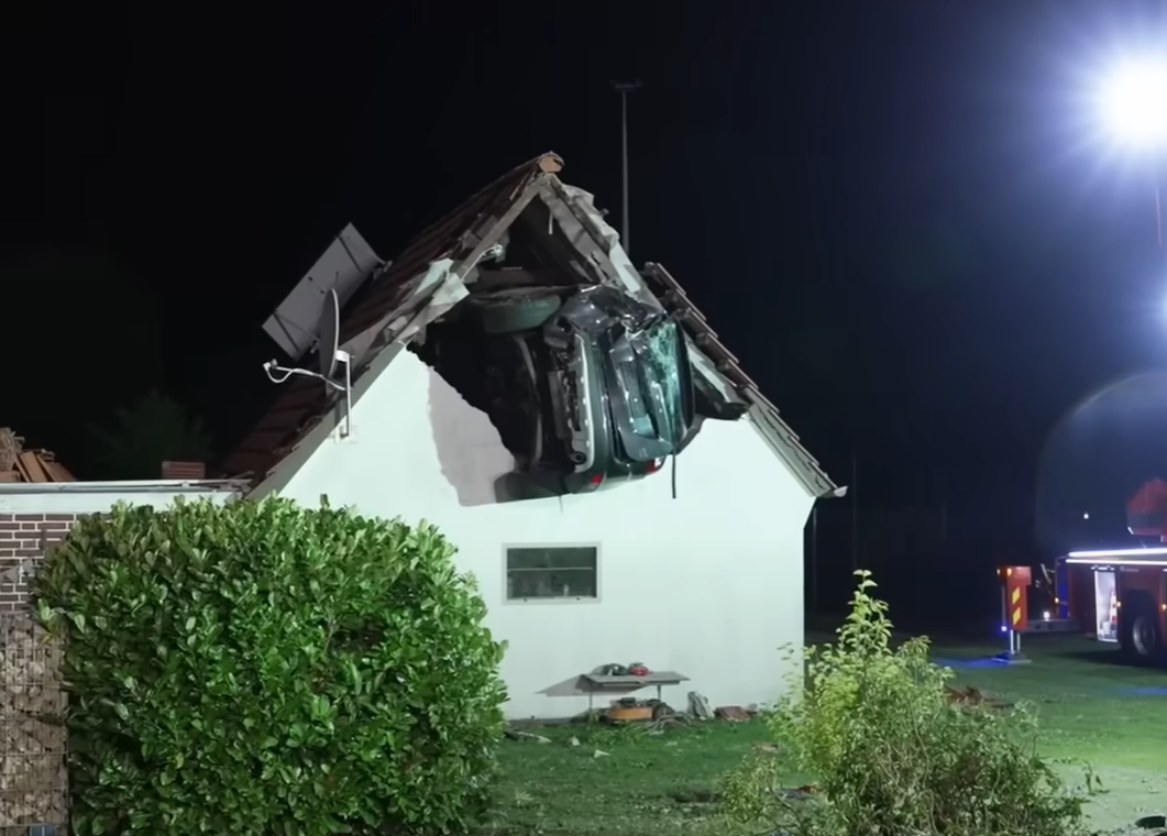 事故發生後,當局動員大量消防員及救援人員趕赴現場,動用爆破工具搶救,並通宵出動吊臂將車輛從穀倉屋頂移除。(影片截圖)