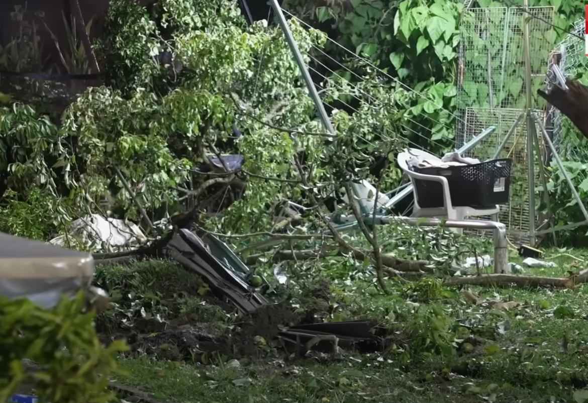 現場影像可見,汽車幾乎全毀,花園內的遊樂設施幾乎全被撞毀,穀倉屋頂亦遭破壞。(影片截圖)