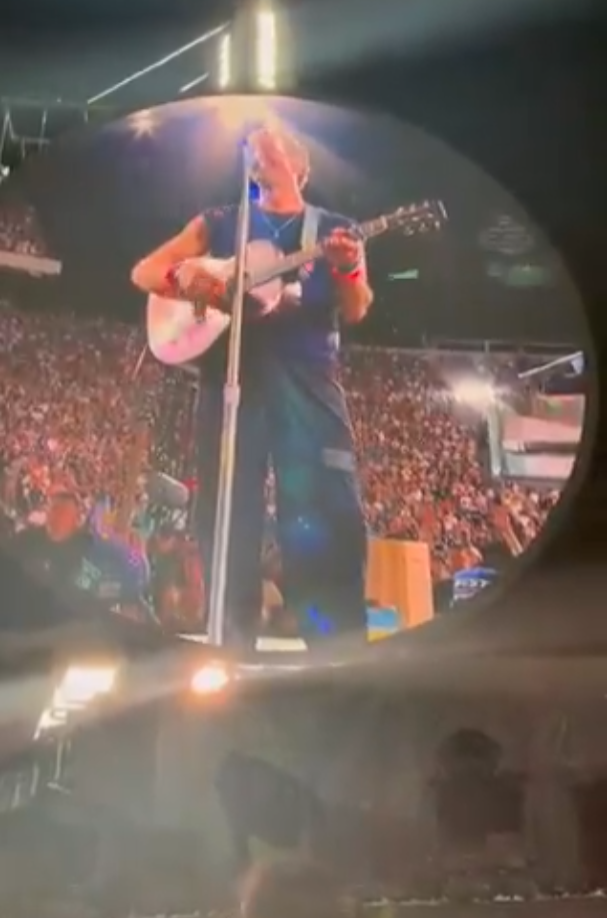 Coldplay主音Chris Martin:未化妝的快去化 Kiss Cam掃觀眾前隱晦提醒防「捉姦」(有片)