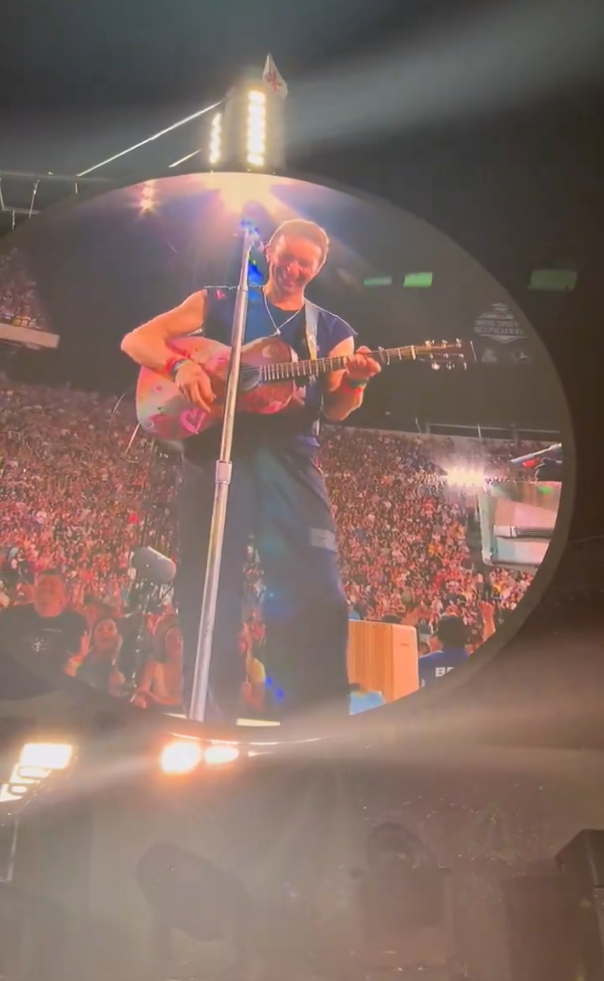 Coldplay主音Chris Martin:未化妝的快去化 Kiss Cam掃觀眾前隱晦提醒防「捉姦」(有片)
