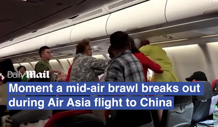 亞航客機馬來西亞飛往中國期間,3名女乘客大聲說話引發打鬥混戰。(互聯網)