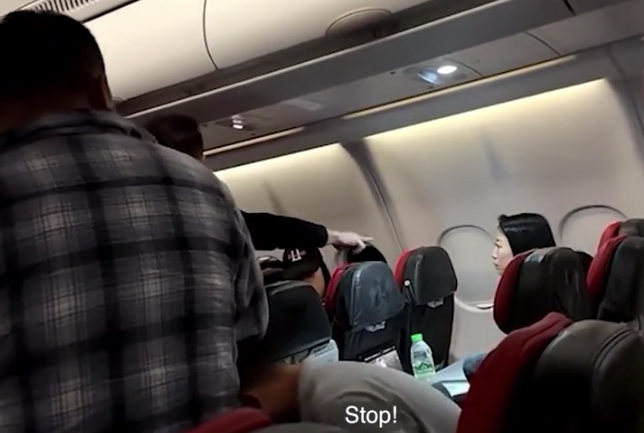 亞航馬來西亞飛中國 3名女乘客大聲說話引發打鬥混戰(有片)