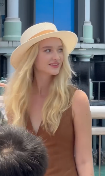 金髮美女與ANSONBEAN有對手戲,購入對方的畫作。