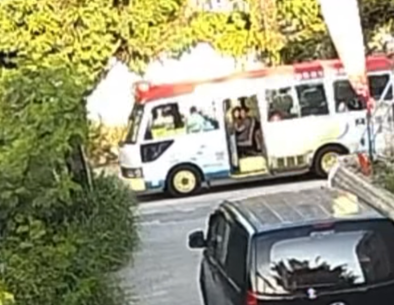 元朗青山公路潭尾段發生一宗單車撞人不顧而去的交通意外,一名24歲男子多處骨裂需接受手術。事主母親於社交平台發文,並公開閉路電視片段及肇事單車手的照片,呼籲市民協助辨認身分。(fb@Vivian Fan片段截圖)