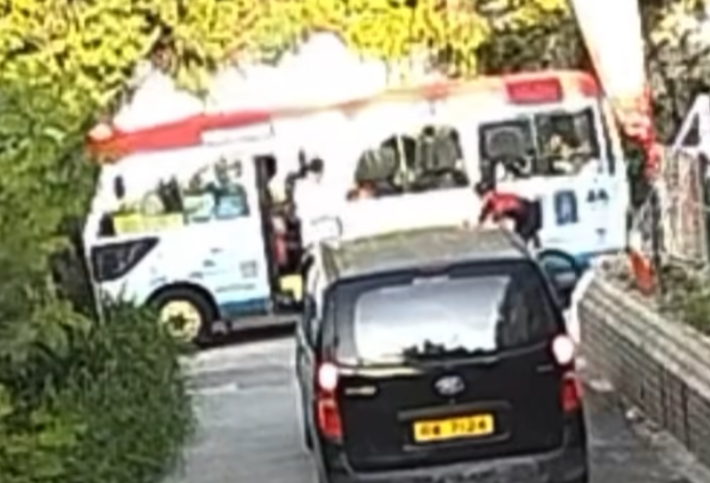 元朗青山公路潭尾段發生一宗單車撞人不顧而去的交通意外,一名24歲男子多處骨裂需接受手術。事主母親於社交平台發文,並公開閉路電視片段及肇事單車手的照片,呼籲市民協助辨認身分。(fb@Vivian Fan片段截圖)