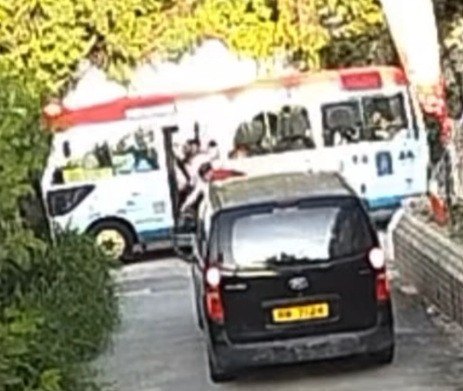 元朗青山公路潭尾段發生一宗單車撞人不顧而去的交通意外,一名24歲男子多處骨裂需接受手術。事主母親於社交平台發文,並公開閉路電視片段及肇事單車手的照片,呼籲市民協助辨認身分。(fb@Vivian Fan片段截圖)