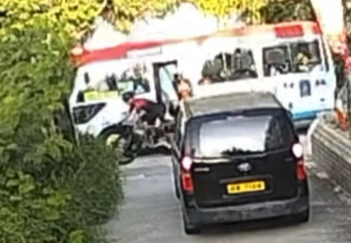元朗青山公路潭尾段發生一宗單車撞人不顧而去的交通意外,一名24歲男子多處骨裂需接受手術。事主母親於社交平台發文,並公開閉路電視片段及肇事單車手的照片,呼籲市民協助辨認身分。(fb@Vivian Fan片段截圖)