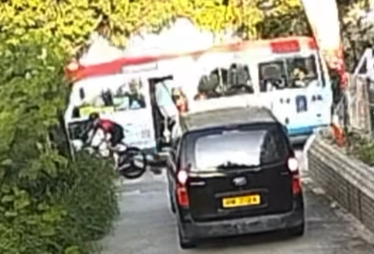 元朗青山公路潭尾段發生一宗單車撞人不顧而去的交通意外,一名24歲男子多處骨裂需接受手術。事主母親於社交平台發文,並公開閉路電視片段及肇事單車手的照片,呼籲市民協助辨認身分。(fb@Vivian Fan片段截圖)