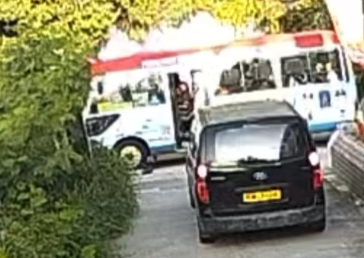 元朗青山公路潭尾段發生一宗單車撞人不顧而去的交通意外,一名24歲男子多處骨裂需接受手術。事主母親於社交平台發文,並公開閉路電視片段及肇事單車手的照片,呼籲市民協助辨認身分。(fb@Vivian Fan片段截圖)