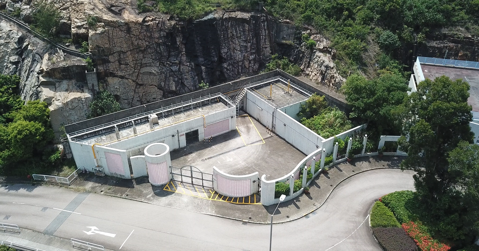 杏花邨石油氣缸倉設於遠離岸邊,且靠近白沙灣炮台一側後山高地,跟民居有一定距離。