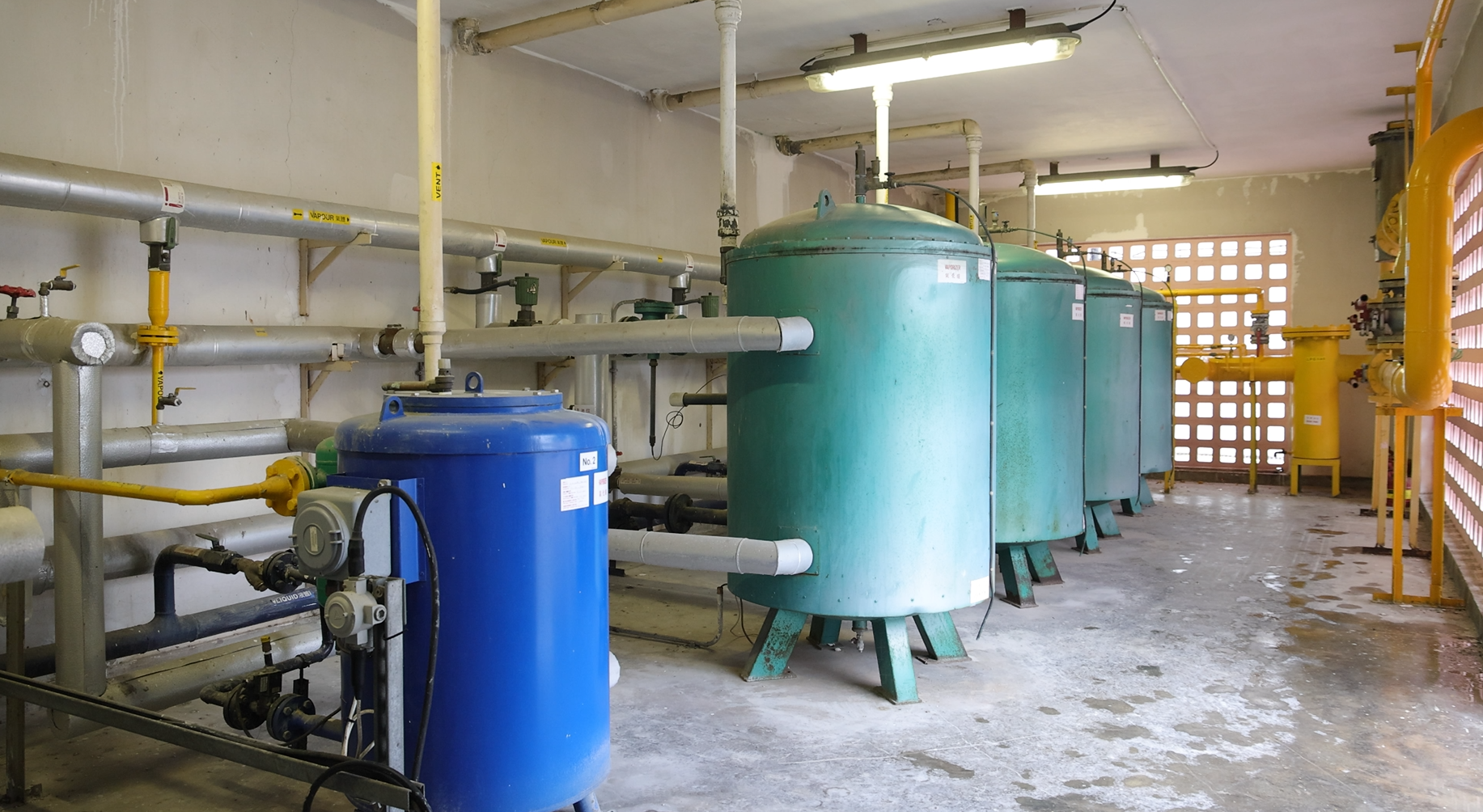 屋苑透過6個氣化爐將石油氣氣化,再經調壓閥減壓至能夠輸送到住戶家中。