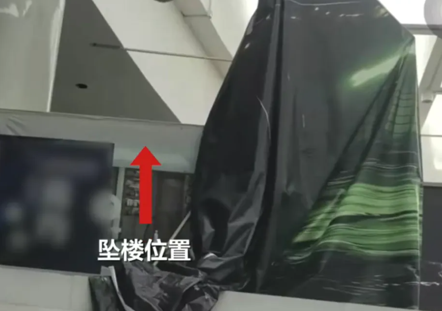 廣東省陽江市一名18歲男高中生於本月16日於一商場玩War Game時,從5樓墮樓身亡。目擊者表示,男子在玩遊戲休息時挨後靠,把商家用於遮擋的廣告布當做實牆,不慎墮至二樓,送院搶救3小時不治。(網上圖片/影片截圖)