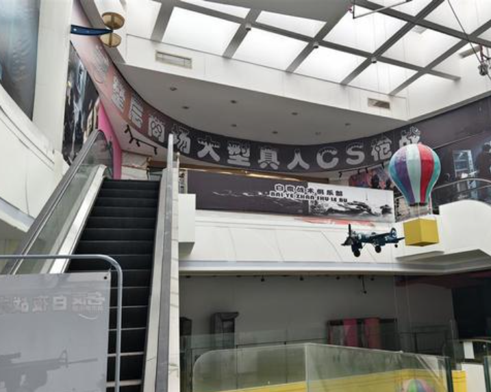 廣東省陽江市一名18歲男高中生於本月16日於一商場玩War Game時,從5樓墮樓身亡。目擊者表示,男子在玩遊戲休息時挨後靠,把商家用於遮擋的廣告布當做實牆,不慎墮至二樓,送院搶救3小時不治。(網上圖片/影片截圖)