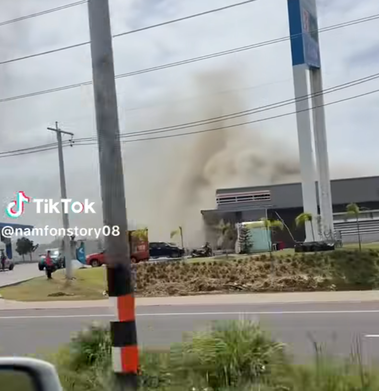 泰國和柬埔寨關係急劇惡化,兩國軍隊今早在邊境爭議地區交火,雙方互相指責是對方首先開火。有影片指泰國邊境有加油站疑被炮火擊中。