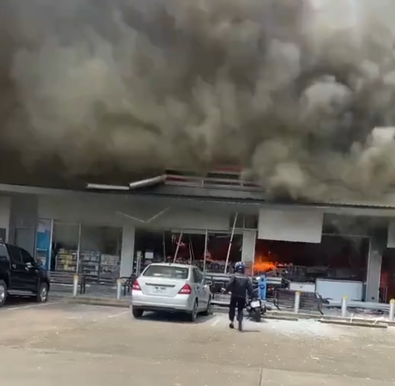 泰國和柬埔寨關係急劇惡化,兩國軍隊今早在邊境爭議地區交火,雙方互相指責是對方首先開火。有影片指泰國邊境有加油站疑被炮火擊中。