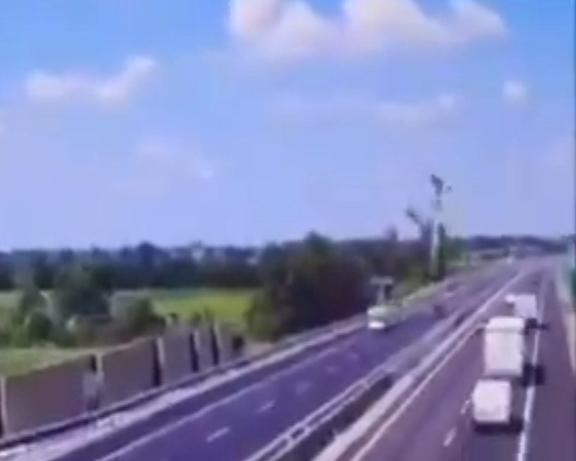 意大利飛機墜落車來車往公路爆炸 。(互聯網)