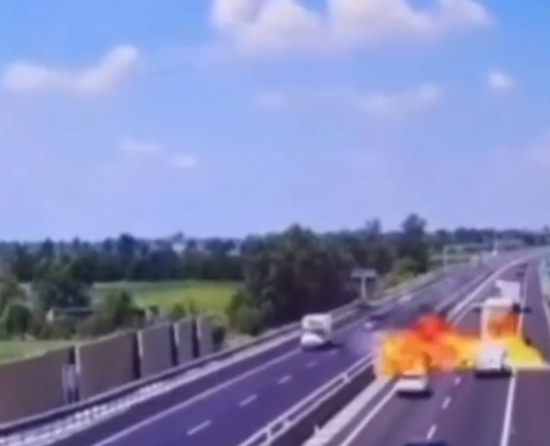 意大利飛機墜落車來車往公路爆炸 。(互聯網)