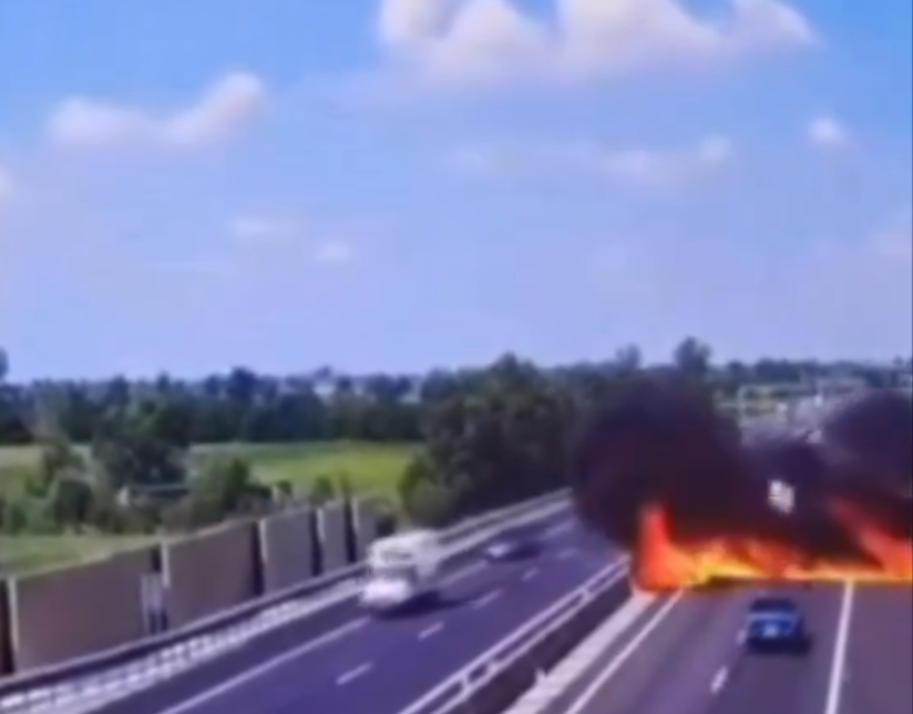 意大利飛機墜落車來車往公路爆炸 。(互聯網)