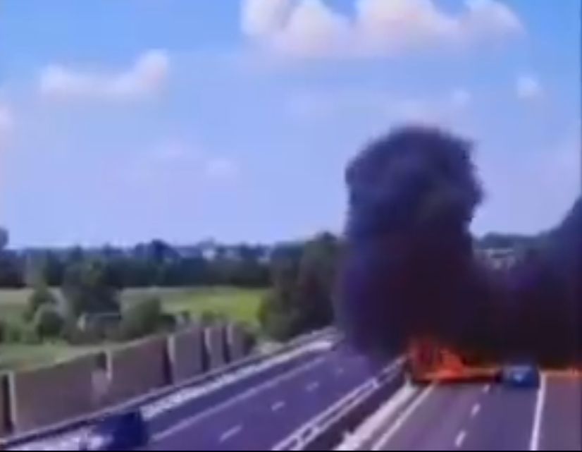 意大利飛機墜落車來車往公路爆炸 。(互聯網)