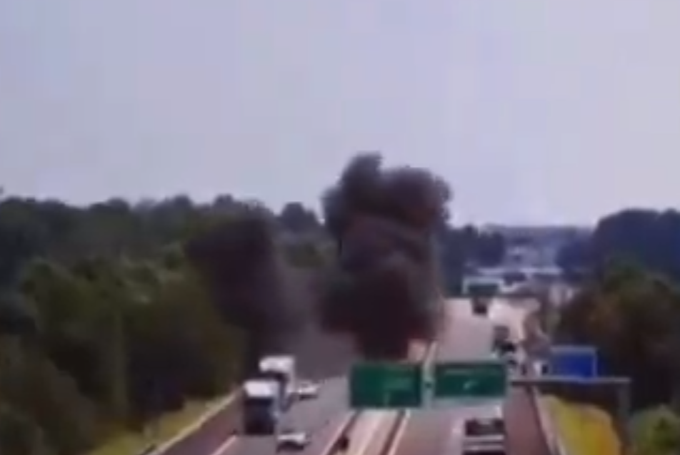 意大利飛機墜落車來車往公路爆炸 。(互聯網)