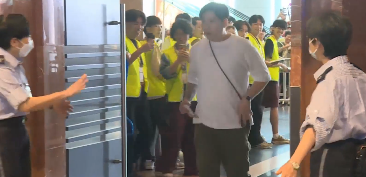 動漫節2025|抽到頭籌的澳門遊客謝先生特意請假凌晨4時半從澳門乘搭金巴出發來港,早上7時半等候入場,入場時使出動漫電玩節經典「反智轉身」惹來現場不少掌聲。(有線新聞畫面)