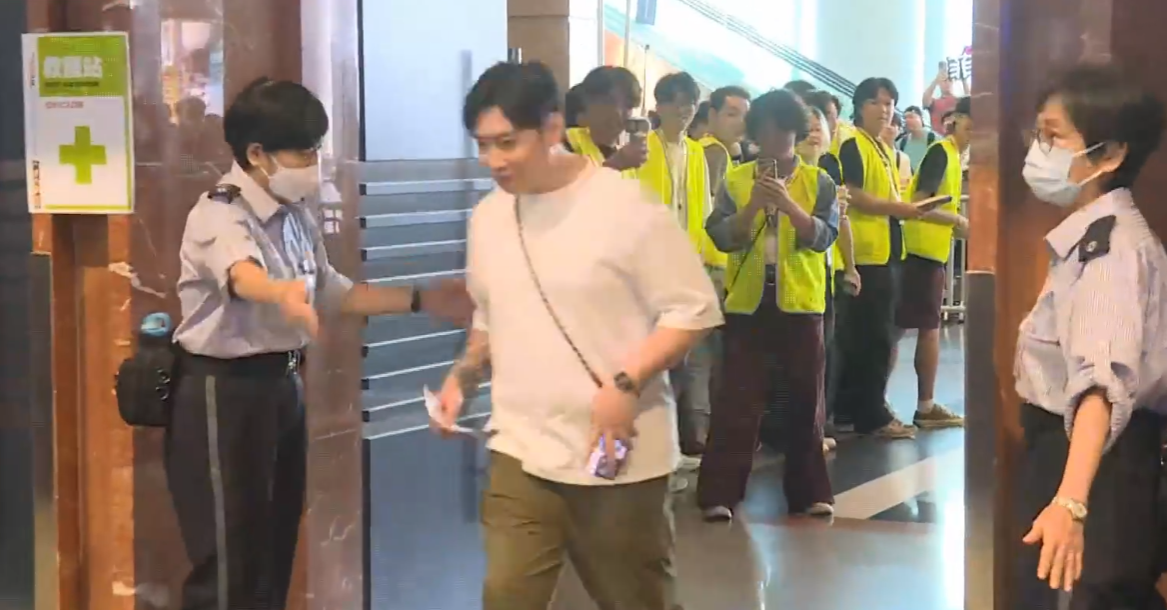 動漫節2025|抽到頭籌的澳門遊客謝先生特意請假凌晨4時半從澳門乘搭金巴出發來港,早上7時半等候入場,入場時使出動漫電玩節經典「反智轉身」惹來現場不少掌聲。(有線新聞畫面)